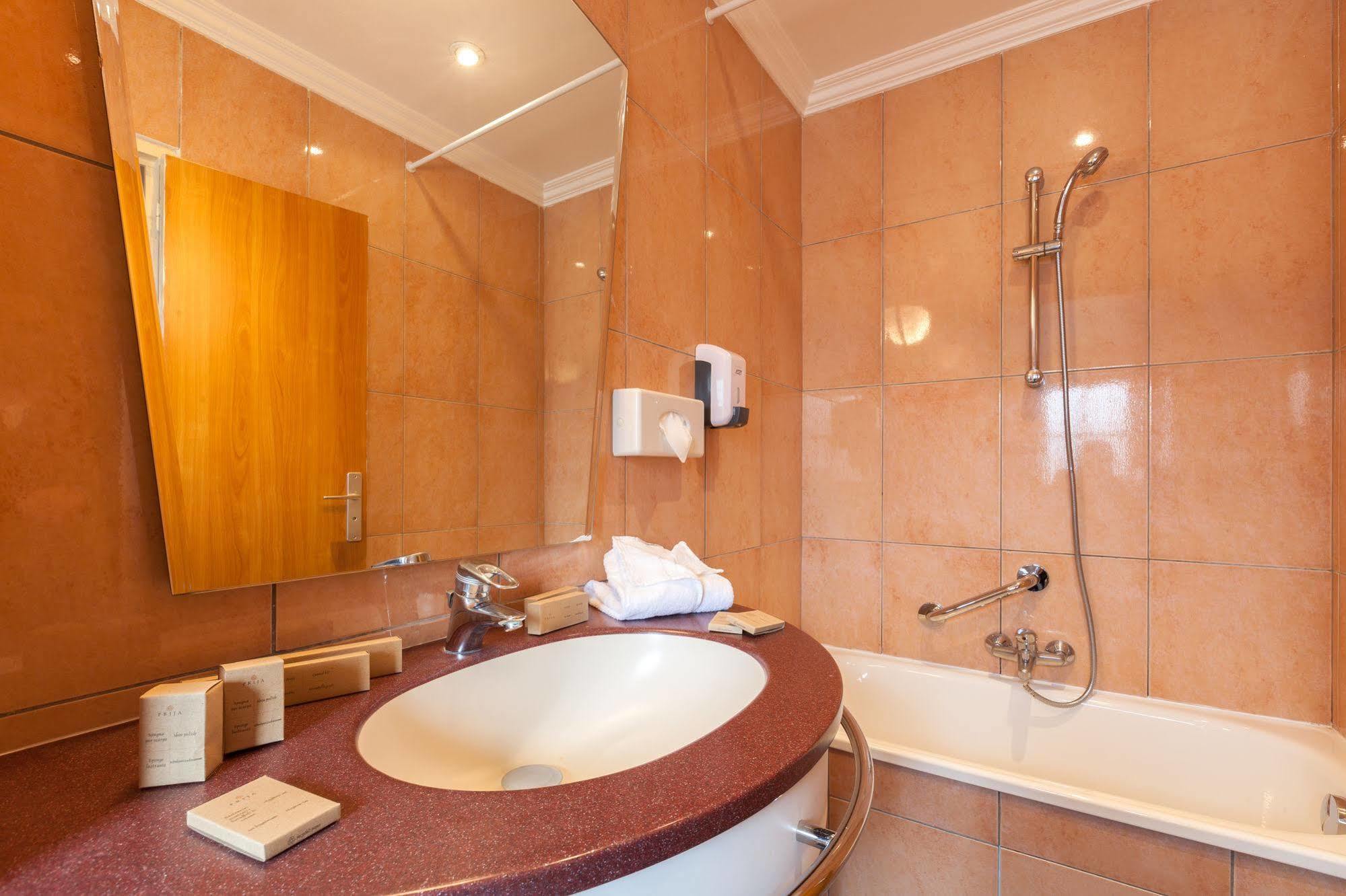 Grand Hotel Amelot Paris Bagian luar foto
